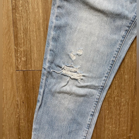 Levi’s 501 25x28 Slim Taper Light Wash Distressed Cut Off Button Fly Crop - Picture 8 of 14